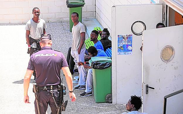 Inmigrantes en el pabellón deportivo municipal. 