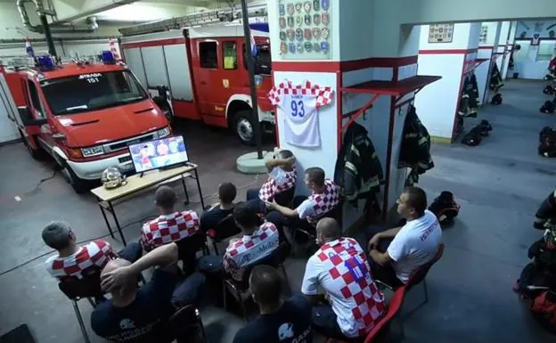 La reacción de los bomberos de Croacia al sonar la alarma en plena tanda de penaltis
