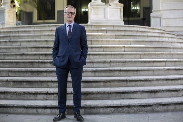 El ministro de Cultura, José Guirao, ayer en las escalinatas de la Subdelegación del Gobierno de Granada.