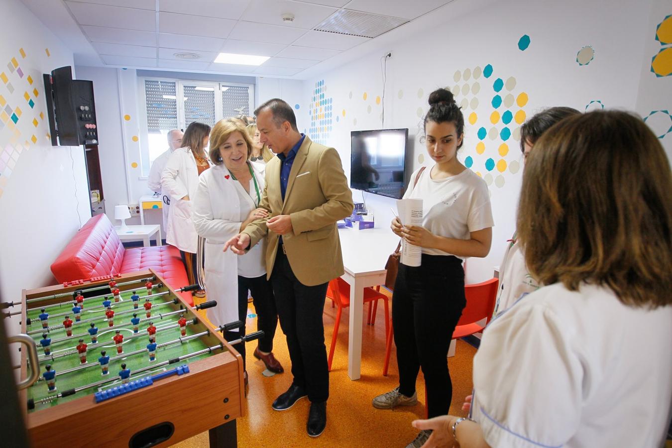 Disponen de material informático y electrónico preciso para que los menores pasen momentos de esparcimiento durante su ingreso en el centro hospitalario.  Para ello, ambas salas están dotadas de consolas psp4, ordenadores, televisiones de 50 pulgadas, futbolín y todo tipo de juegos de mesa, cuentos, pinturas y puzzles, entre otros.