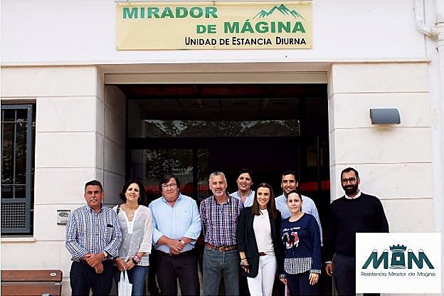 Autoridades de Cárcheles y equipo directivo de la residencia.