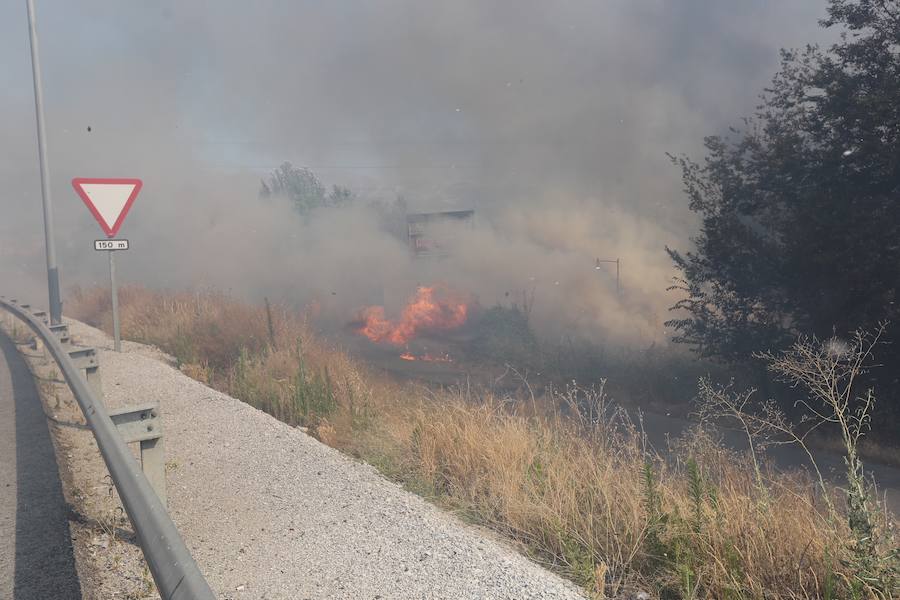 El fuego se ha producido cerca de la A-44 por lo que las llamas se han podido ver desde los vehículos que accedían o salían de la capital