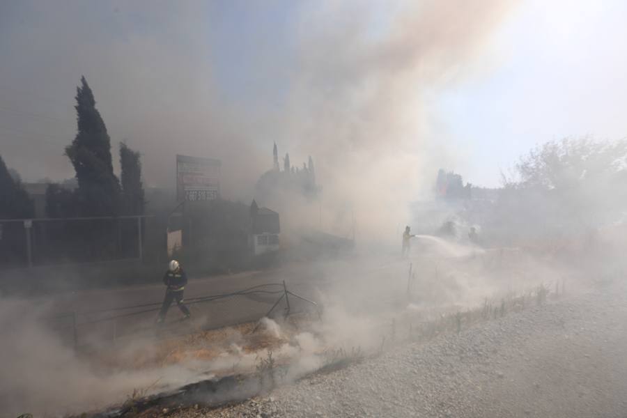 El fuego se ha producido cerca de la A-44 por lo que las llamas se han podido ver desde los vehículos que accedían o salían de la capital