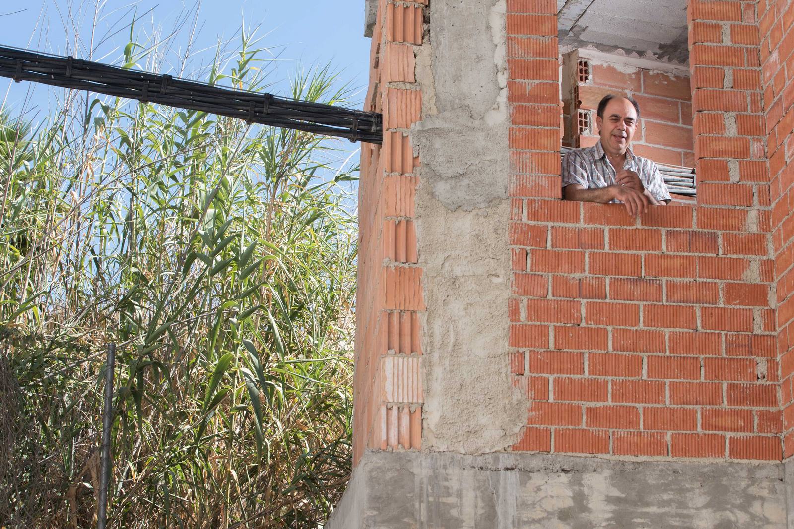 Antonio Ramón Ortiz espera desde hace 13 años a que la empresa suministradora modifique el trayecto de los cables que atraviesan su vivienda.