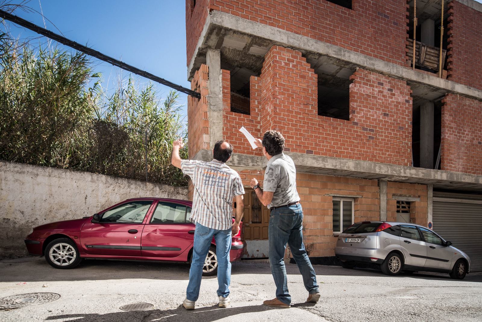 Antonio Ramón Ortiz espera desde hace 13 años a que la empresa suministradora modifique el trayecto de los cables que atraviesan su vivienda.