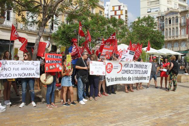 Trabajadores del comercio textil se concentraron en la Puerta de Purchena para exigir un convenio sin marcha atrás en derechos adquiridos.