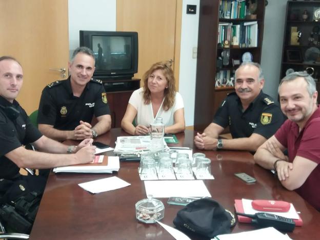 Reunión entre el comisario José Miguel Amaya y otros miembros de la Policía con la delegada Pilar Salazar.