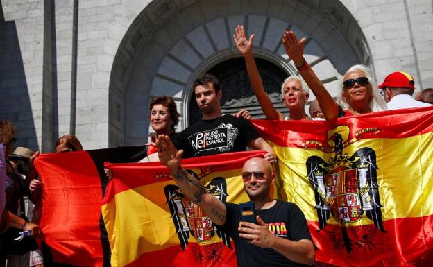 Banderas preconstitucionales en la protesta.