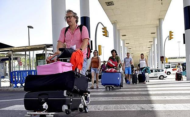 Pasajeros llegando ayer al aeropuerto de Palma.