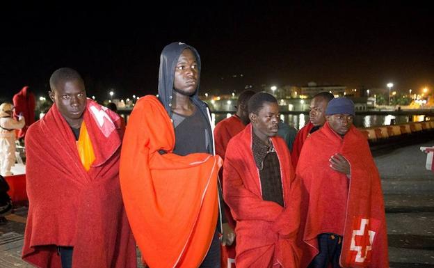 Trasladados de madrugada a Motril 41 migrantes rescatados de una patera