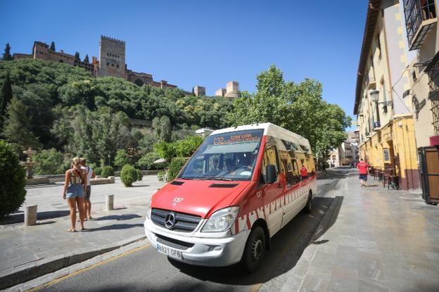 El C32 vuelve por el Paseo de los Tristes a recorrer el itinerario que une la Alhambra con el Albaicín.