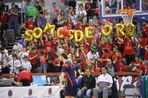 Un grupo de aficionados celebra desde la grada el ascenso a LEB Oro en el último partido de la pasada temporada.