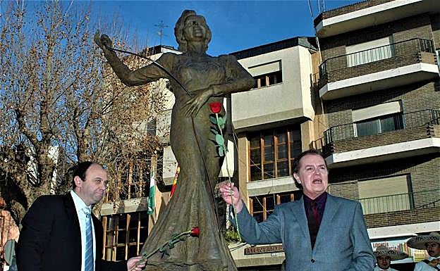 El viudo de Rocio Durcal, en el 50 aniversario del nombramiento a su mujer como hija adoptiva del municipio de Dúrcal. 