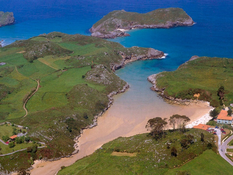 2. En séptimo lugar en Europa y segundo en España se encuentra el arenal de Llanes, en Asturias. La conocida como playa de Poo.