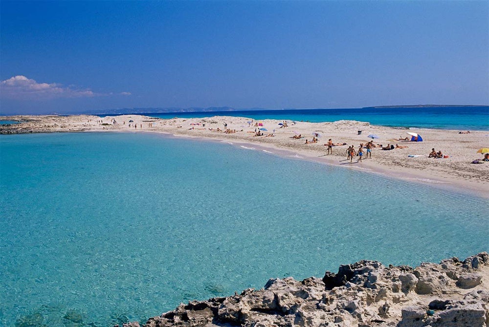 4. En Formentera está la playa de Ses Illetes, un paraíso de arena blanca y aguas turquesas en el parque natural de Ses Salines. Es cuarta en España y decimotercera en Europa para National Geographic.