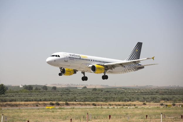 Avión de la compañía Vueling llegando al aeropuerto de Granada, donde se han producido los últimos retrasos. 