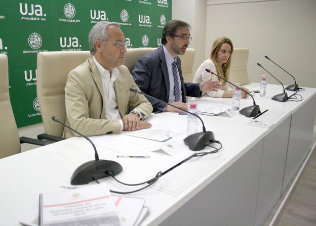 De izquierda a derecha, Juan Ramón Lanzas, Juan Gómez y Eva María Murgado; durante la presentación del informe. 