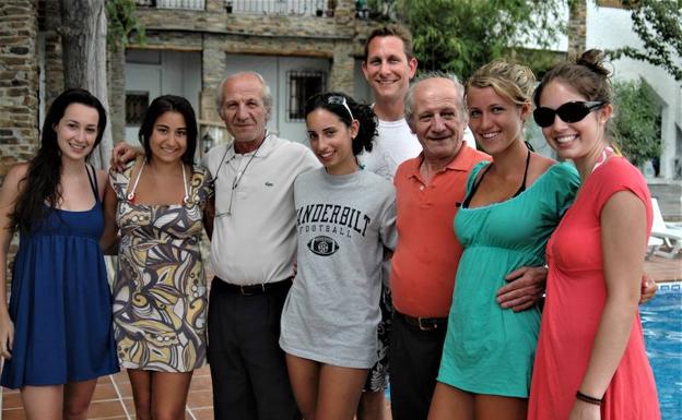 Los hermanos mellizos Francisco (izquierda) y José Pérez Nevot junto a unos clientes en uno de sus establecimientos.