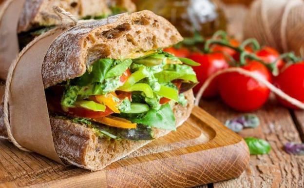 Cenar a la hora adecuada reduce en un 20% el riesgo de padecer cáncer, según los expertos