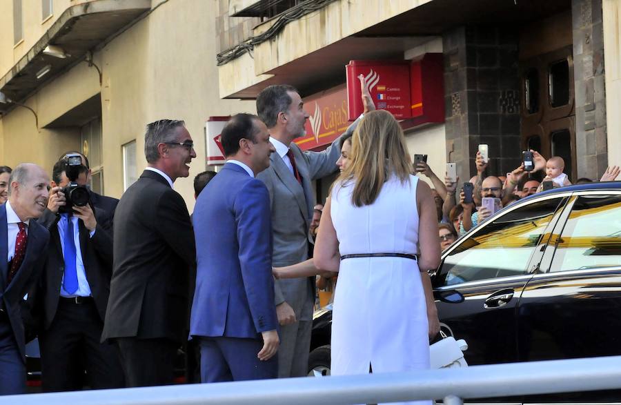 Miles de personas han salido a las calles bajo un calor sofocante para esperar la llegada de Don Felipe VI y Doña Letizia