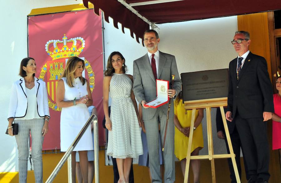 Miles de personas han salido a las calles bajo un calor sofocante para esperar la llegada de Don Felipe VI y Doña Letizia