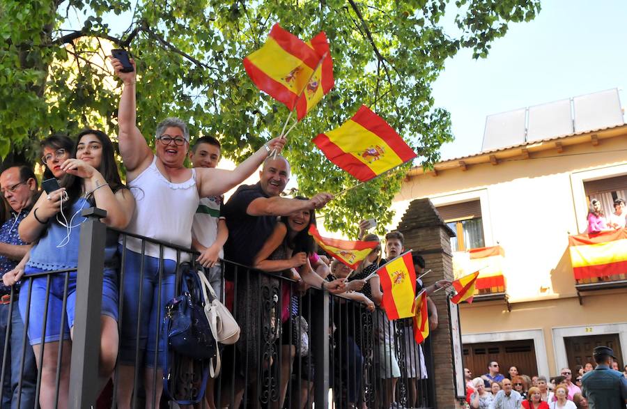 Miles de personas han salido a las calles bajo un calor sofocante para esperar la llegada de Don Felipe VI y Doña Letizia