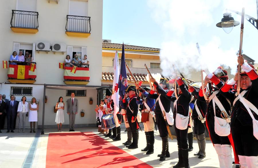 Miles de personas han salido a las calles bajo un calor sofocante para esperar la llegada de Don Felipe VI y Doña Letizia