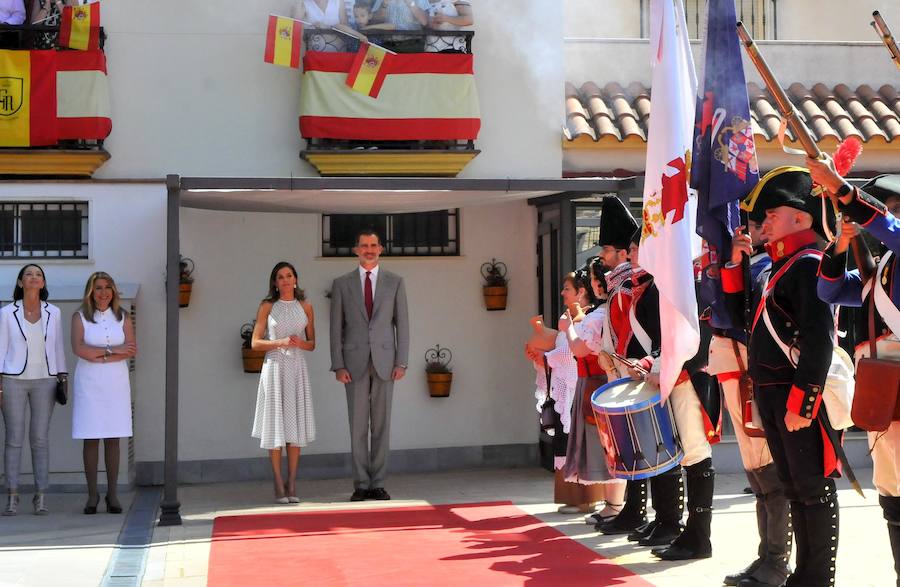 Miles de personas han salido a las calles bajo un calor sofocante para esperar la llegada de Don Felipe VI y Doña Letizia