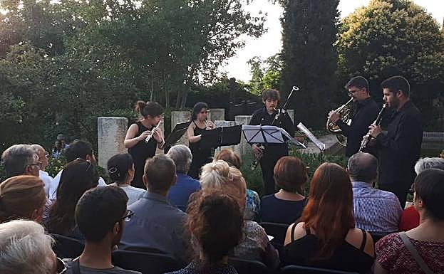 El quinteto de Viento «Galuka» tocando en el Aljibe del Rey. 
