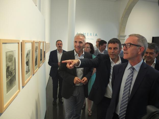 Guirao Cabrera visita las exposiciones inauguradas ayer en el Centro Andaluz de la Fotografía guiado por Rafael Doctor, su director. 