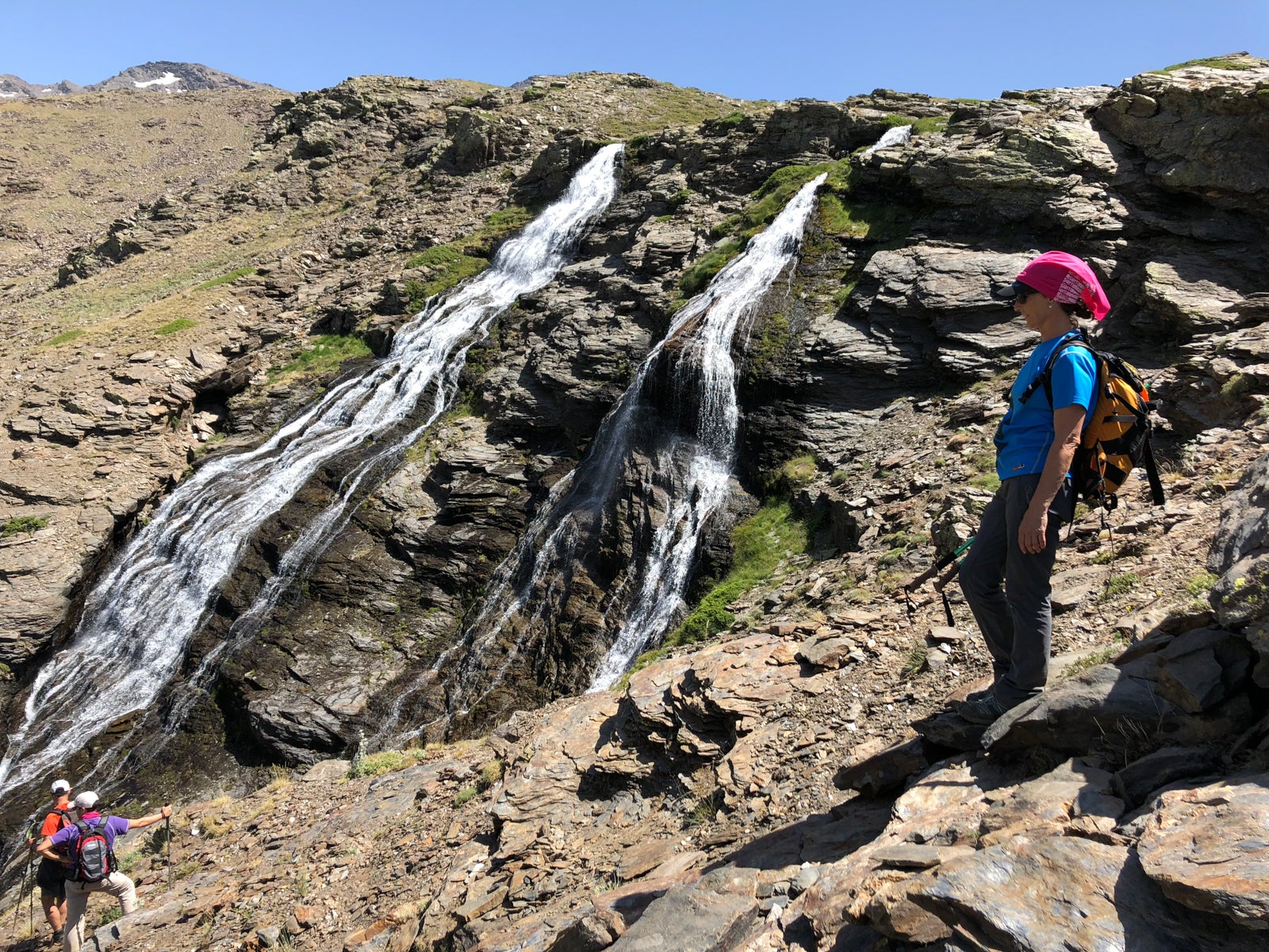 La gran acumulación de nieve durante el invierno ha producido uno de los espectáculos naturales más impresionantes de los últimos años en la gran montaña de Granada: la fusión de la nieve