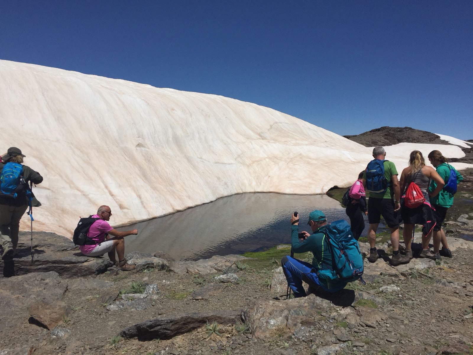 La gran acumulación de nieve durante el invierno ha producido uno de los espectáculos naturales más impresionantes de los últimos años en la gran montaña de Granada: la fusión de la nieve