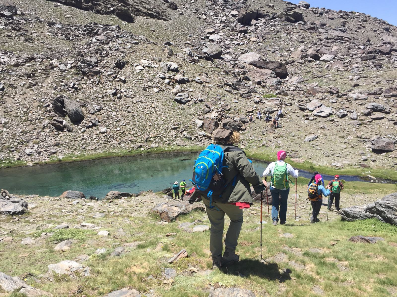 La gran acumulación de nieve durante el invierno ha producido uno de los espectáculos naturales más impresionantes de los últimos años en la gran montaña de Granada: la fusión de la nieve