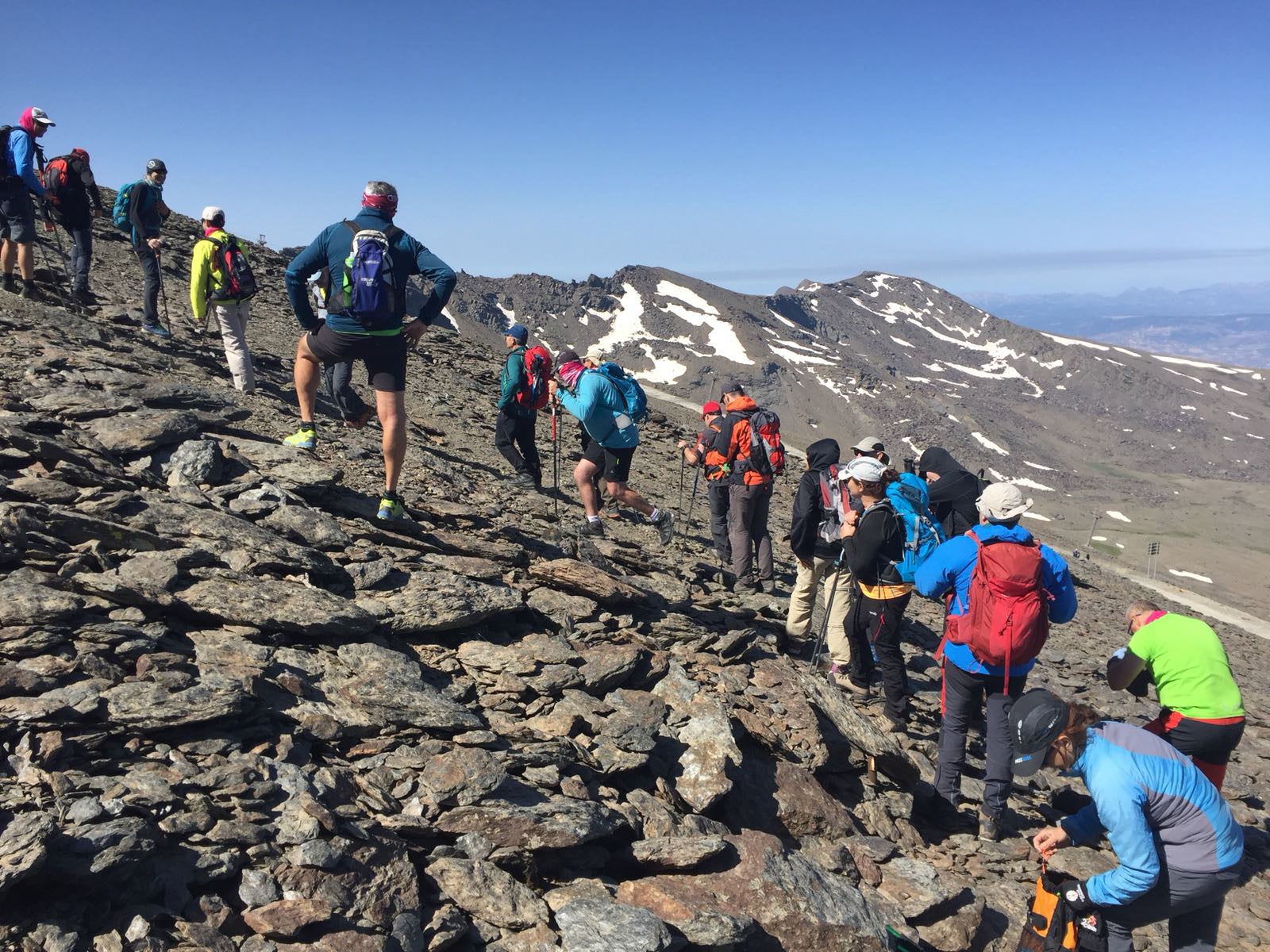 La gran acumulación de nieve durante el invierno ha producido uno de los espectáculos naturales más impresionantes de los últimos años en la gran montaña de Granada: la fusión de la nieve