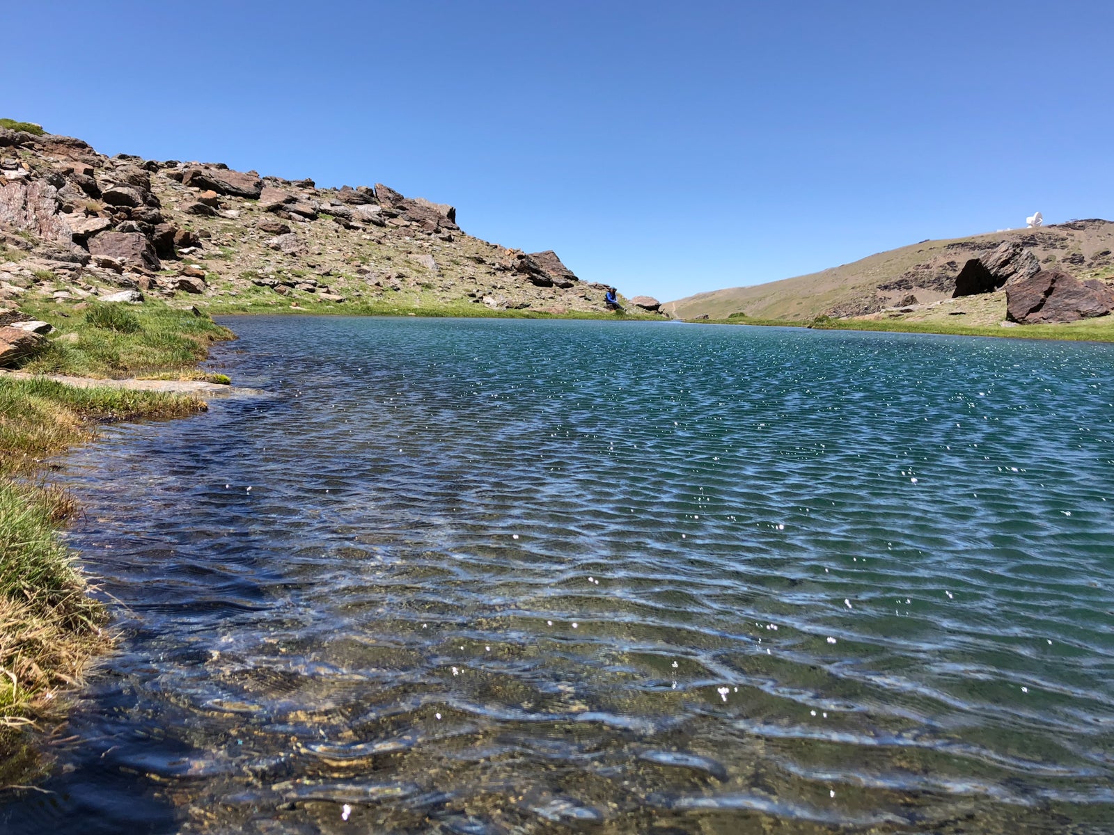 La gran acumulación de nieve durante el invierno ha producido uno de los espectáculos naturales más impresionantes de los últimos años en la gran montaña de Granada: la fusión de la nieve