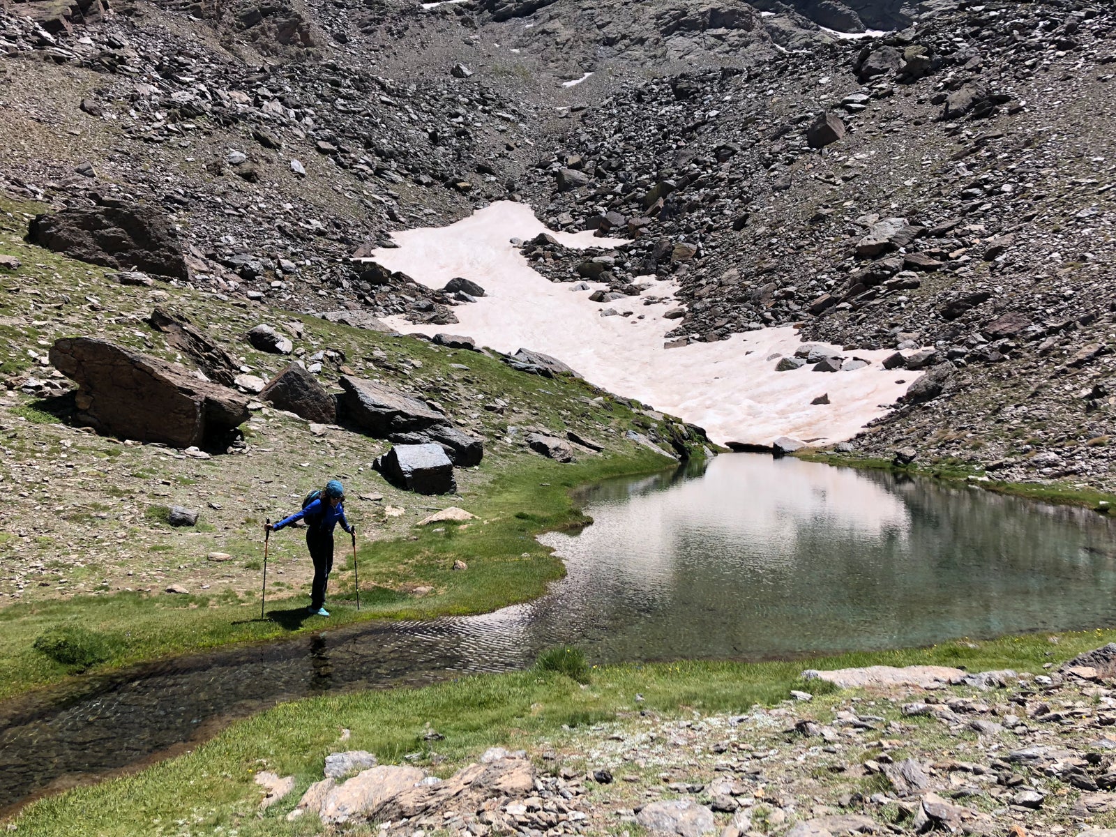 La gran acumulación de nieve durante el invierno ha producido uno de los espectáculos naturales más impresionantes de los últimos años en la gran montaña de Granada: la fusión de la nieve