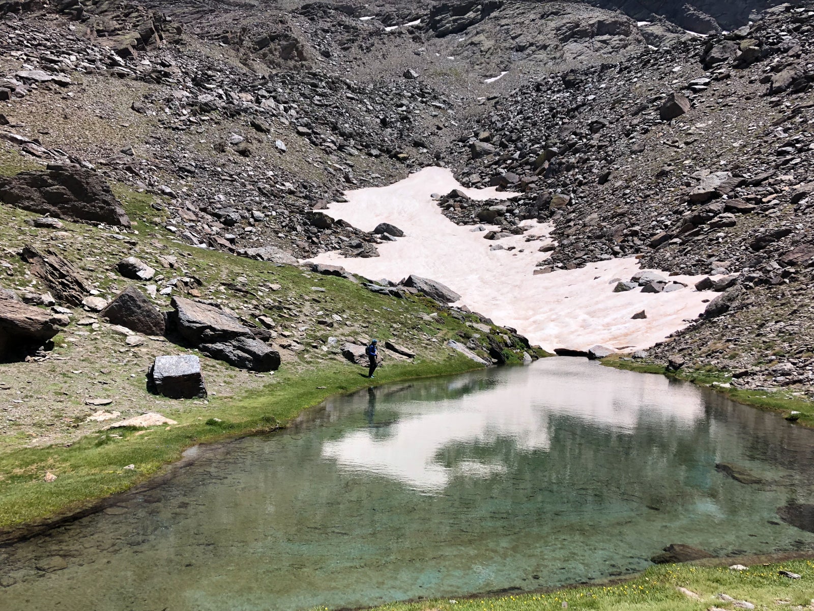 La gran acumulación de nieve durante el invierno ha producido uno de los espectáculos naturales más impresionantes de los últimos años en la gran montaña de Granada: la fusión de la nieve
