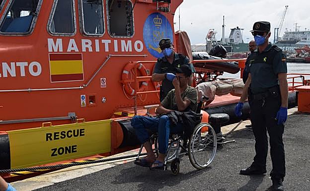 Llegada de los migrantes al Puerto de Motril hoy.