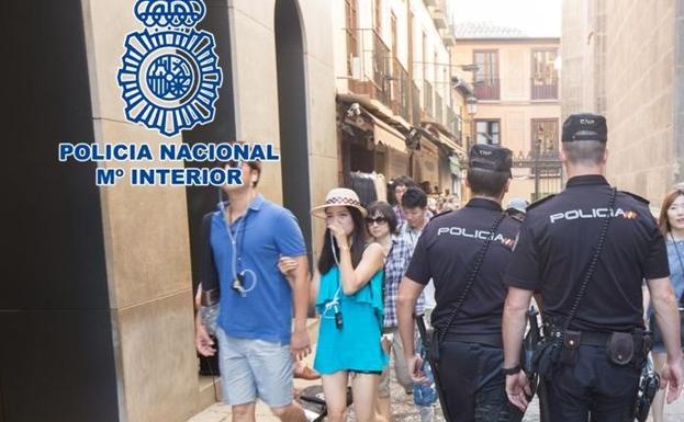 La Policía Nacional detiene a un individuo y esclarece tres robos violentos de bolsos en Granada