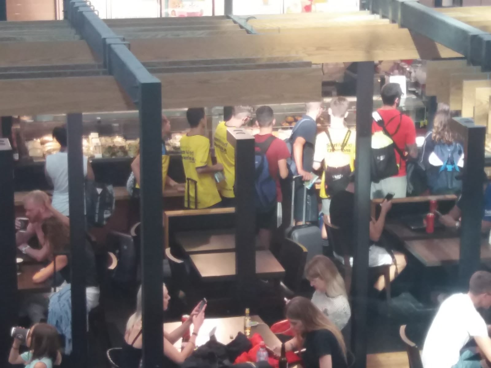 La cancelación del vuelo de Barcelona del domingo provocó una espera de 24 horas para poder volar a Granada