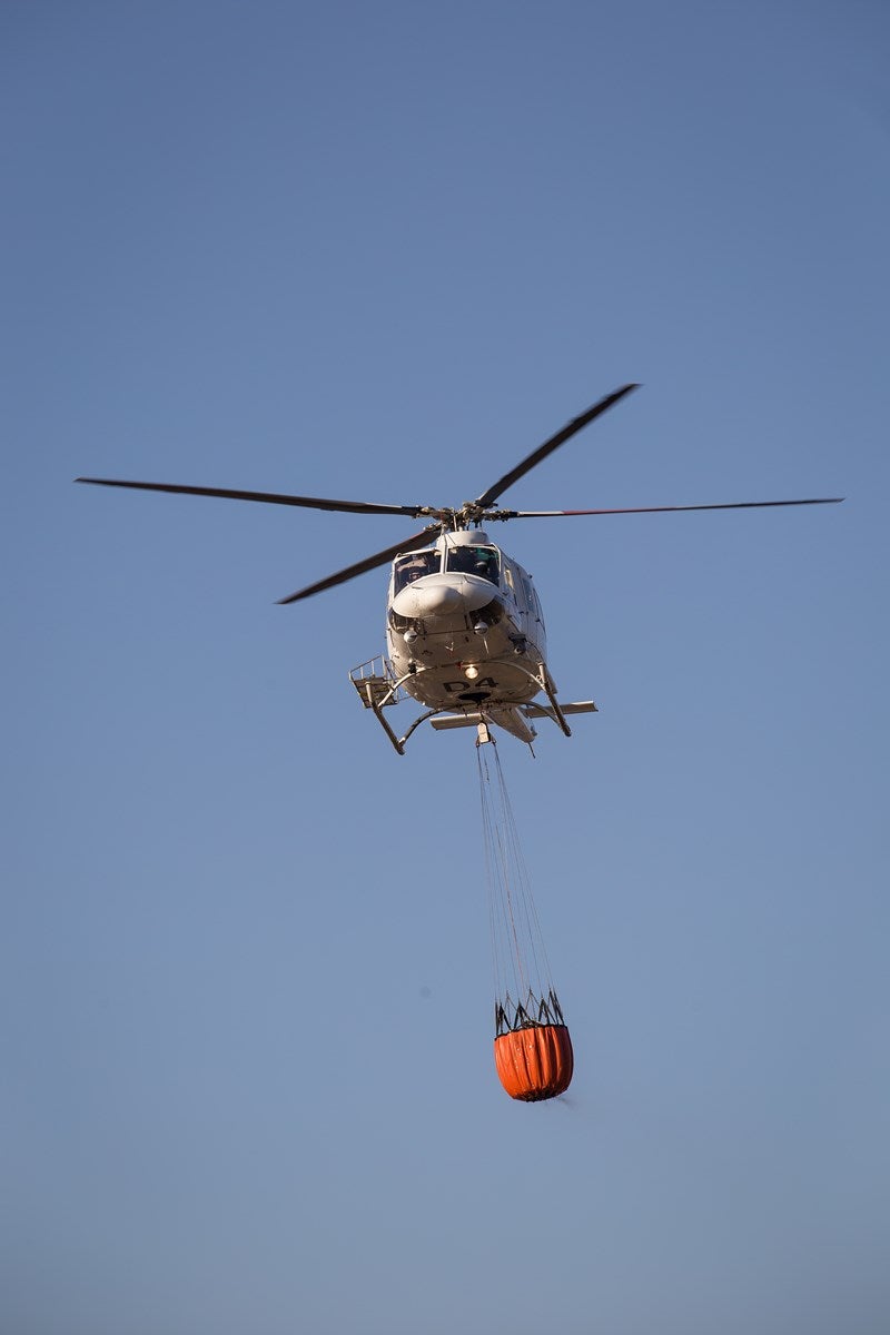 Sobrevolaron el Valle del Guadalfeo, se llevó a cabo una descarga de agua y vuelta a la base, donde esperaba el mecánico José Alonso para supervisar la aeronave y comprobar todos los parámetros