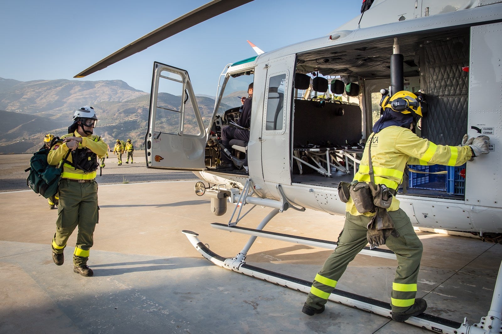 Sobrevolaron el Valle del Guadalfeo, se llevó a cabo una descarga de agua y vuelta a la base, donde esperaba el mecánico José Alonso para supervisar la aeronave y comprobar todos los parámetros