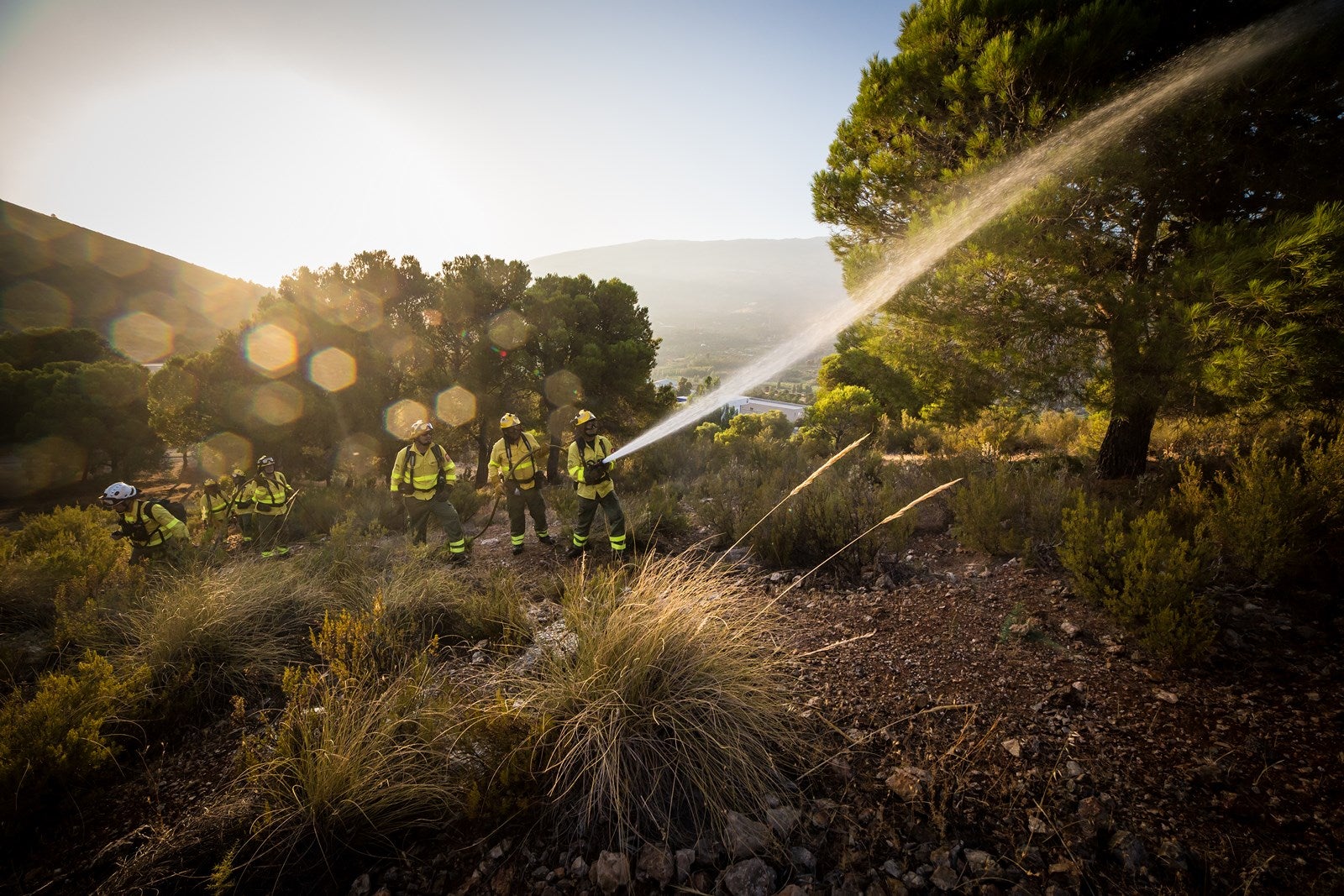 Sobrevolaron el Valle del Guadalfeo, se llevó a cabo una descarga de agua y vuelta a la base, donde esperaba el mecánico José Alonso para supervisar la aeronave y comprobar todos los parámetros