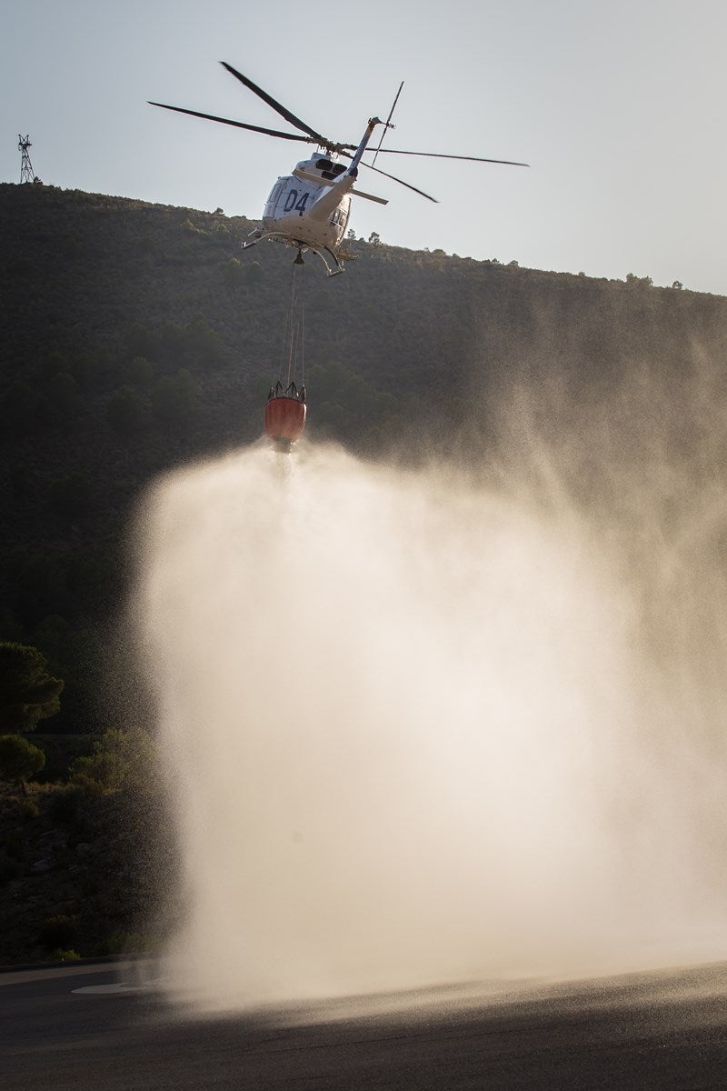 Sobrevolaron el Valle del Guadalfeo, se llevó a cabo una descarga de agua y vuelta a la base, donde esperaba el mecánico José Alonso para supervisar la aeronave y comprobar todos los parámetros