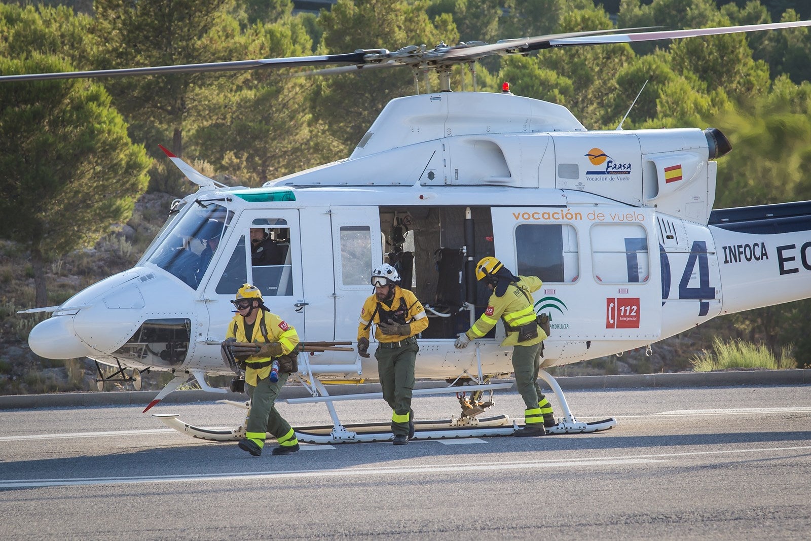 Sobrevolaron el Valle del Guadalfeo, se llevó a cabo una descarga de agua y vuelta a la base, donde esperaba el mecánico José Alonso para supervisar la aeronave y comprobar todos los parámetros