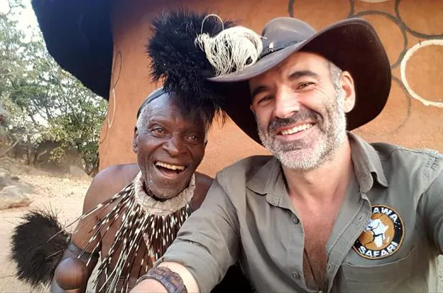 Un 'selfie' en Zimbabue. El aventurero, con Pondo, un jefe tribal de los debele. «Somos amigos desde hace años».