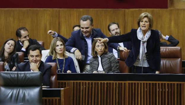 Esperanza Oña, Juanma Moreno y otros diputados en el Parlamento andaluz.