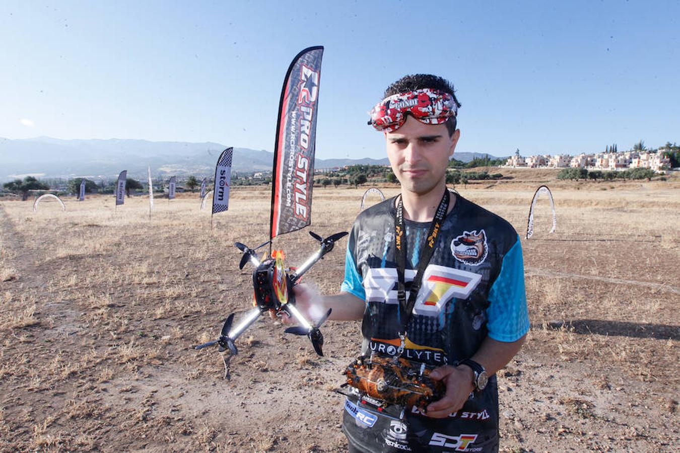 Roberto Gómez se levanta todos los días a las 6.30 de la mañana para entrenar con su robot volador. Gondi, como todos lo conocen, tiene claro cuál es su sueño: ser el mejor piloto de carreras de drones del mundo. «Mi objetivo es llegar a lo más alto», dice. Y así lo demuestra día a día con su dedicación y constancia. Este granadino de 26 años es uno de los mejores pilotos de carreras de drones de España y el único piloto de nuestra provincia que compite al más alto nivel.'Gondi' destaca sobre todo por la velocidad y la agresividad con la que compite. Verle volar es como ver un mosquito metálico y súper veloz haciendo piruetas a ras del suelo. «En una de las competiciones -recuerda- choqué con otro aspirante; yo conseguí recuperarme y continuar. El otro, sin embargo, se quedó destrozado. Eso es lo que pasa si te metes con Gondi», bromea. Hace solo unas semanas que participó en su última carrera, «fui considerado el piloto más rápido de la competición»