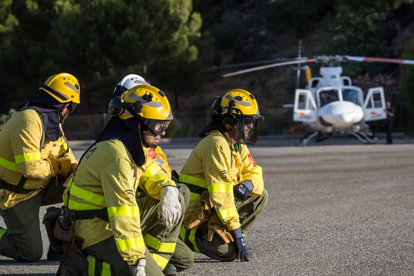 Sobrevolaron el Valle del Guadalfeo, se llevó a cabo una descarga de agua y vuelta a la base, donde esperaba el mecánico José Alonso para supervisar la aeronave y comprobar todos los parámetros