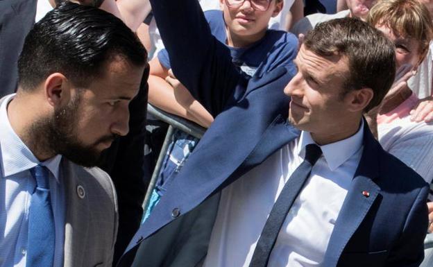 Macron flanqueado por su responsable de seguridad, Alexandre Benalla (izq.). 